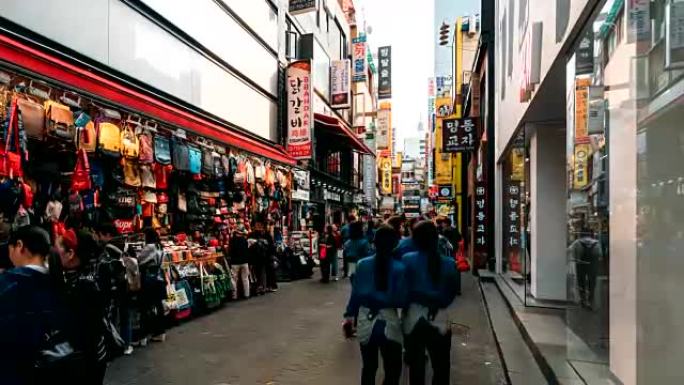 韩国首尔明洞街市场的延时。明东区是首尔市最受欢迎的购物市场。