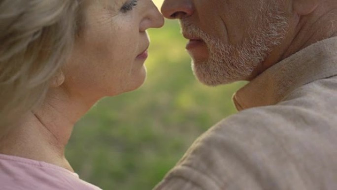 老年夫妇接吻，在一起生活多年后婚姻牢固