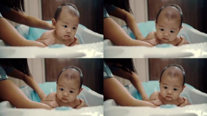 可爱的小男孩在浴缸里洗澡