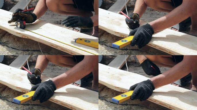 木匠在木板上进行测量。
