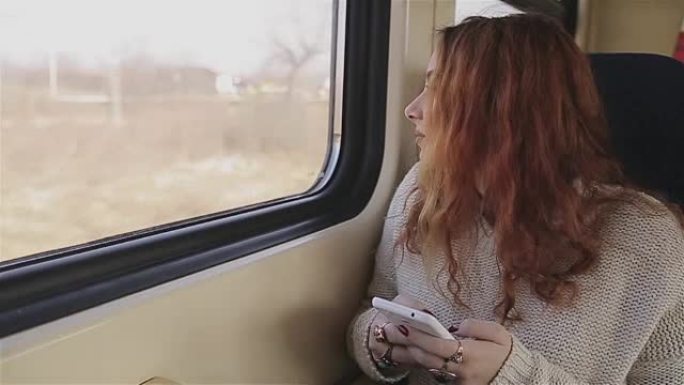 女孩坐火车