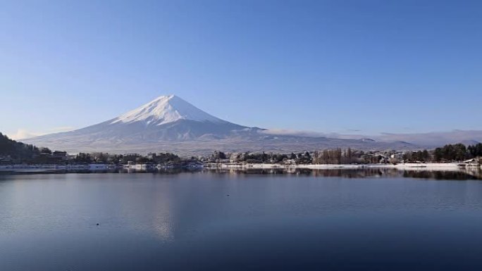 富士山在川口湖上空升起