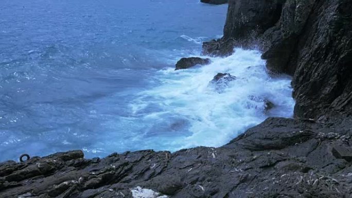 海浪在岩石海岸上飞溅