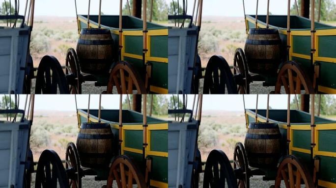 高高的沙漠中的货车和桶