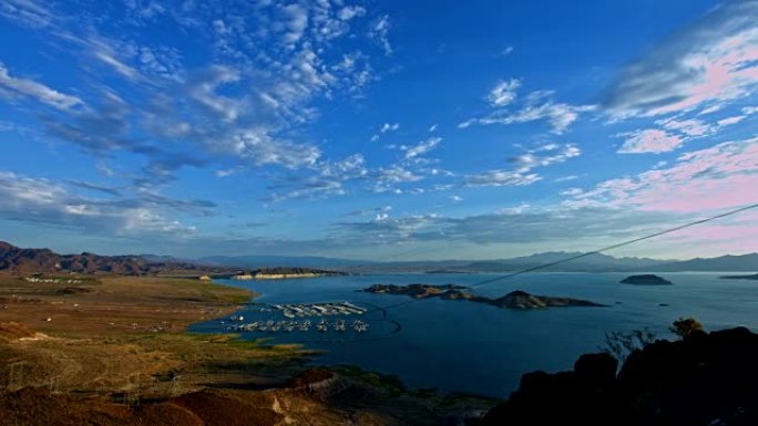 米德湖 (Lake Mead) 在早晨的水位达到创纪录的低水平