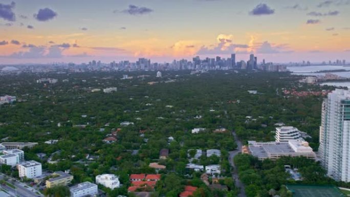 佛罗里达州椰子林日落时迈阿密的鸟瞰图