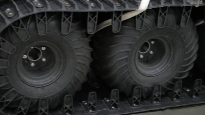 越野全地形车的黑色履带和橡胶气动车轮