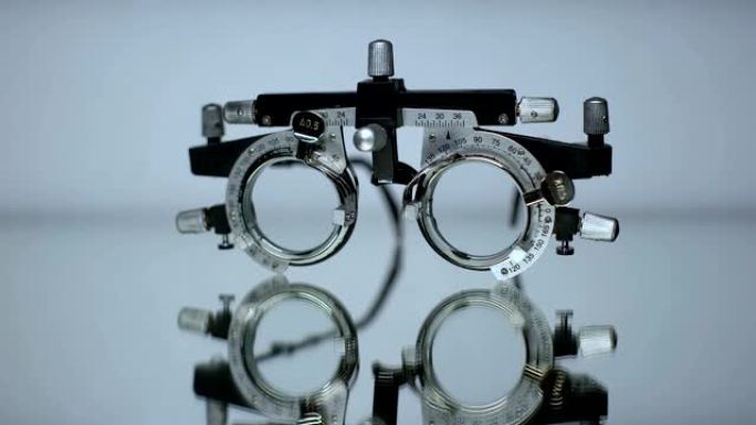 手放专用眼镜进行视力检查，诊断眼病