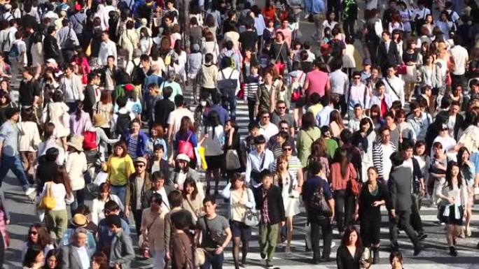 行人穿越日本东京最繁忙的人行横道