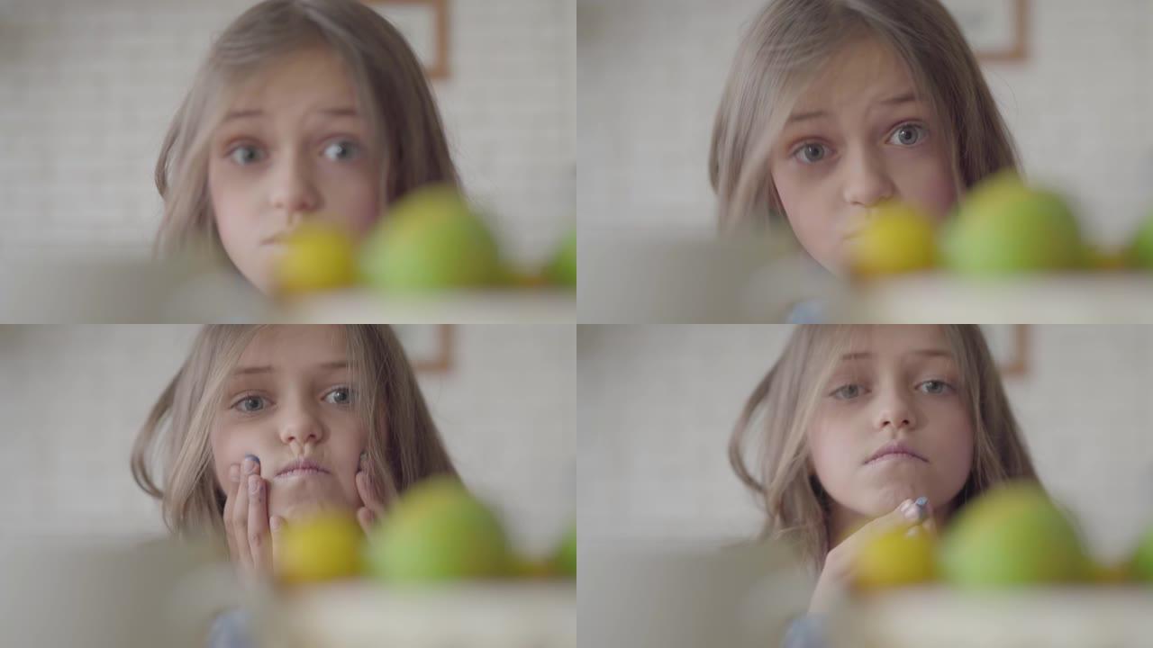 可爱的情感小女孩在镜头前做鬼脸的肖像。