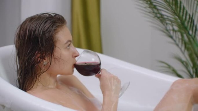 躺在浴盆里喝红酒，躺在热浴盆里喝红酒而不去想问题。压力管理