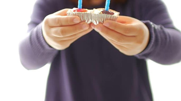 生日蛋糕上有蜡烛，用于庆祝概念
