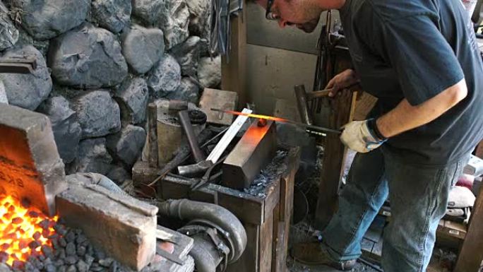 铁匠塑造日本传统料理刀