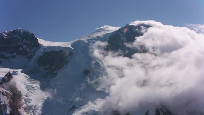 雷尼尔山的鸟瞰图。