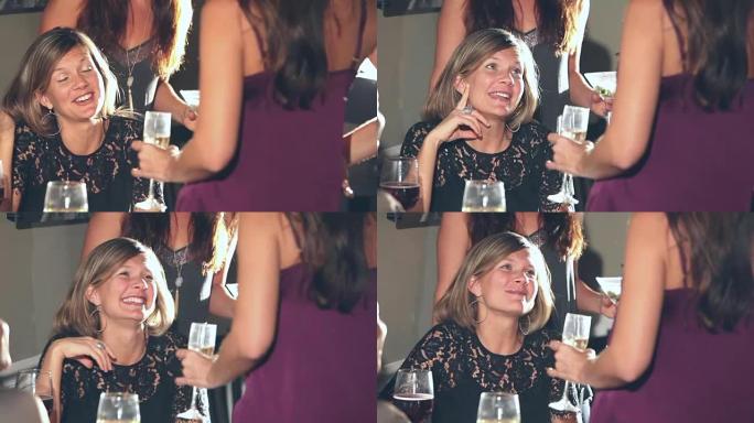 餐厅里的多种族女性与朋友交谈