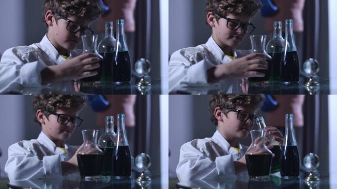 戴眼镜的聪明高加索男孩的肖像看着装有液体的烧瓶，打手势是。进行化学实验的年轻少年。智力、化学、Z世代
