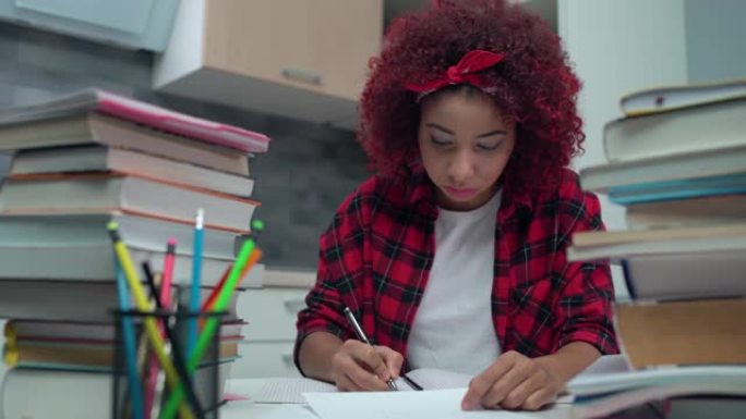 劳累的少女在笔记本上写字，桌上堆满书本，学校倦怠