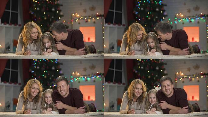 快乐的微笑家庭为圣诞老人写信，相信圣诞节童话