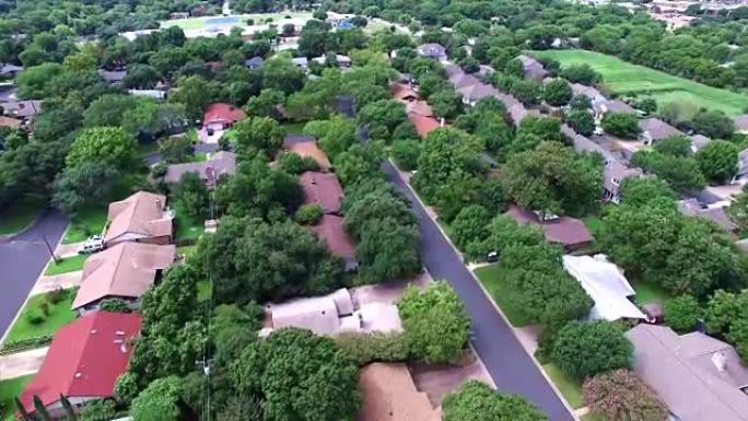 空中: 飞越德克萨斯州奥斯汀当地的住宅区，拥有天然树木和德克萨斯山乡村的感觉