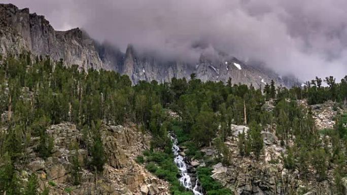 高Sierra-Tine Lapse中的Kearsage Pass瀑布