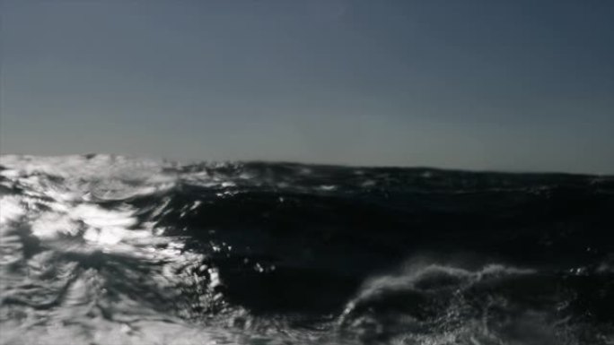 冬季航行期间风浪汹涌的北海