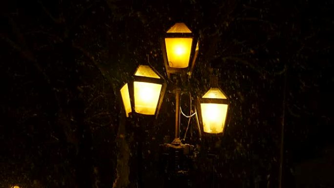 路灯和城市夜间飘落的雪