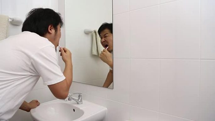 醒来刷牙洗脸照镜子洗漱台