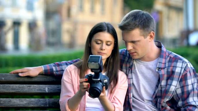 男性帮助女友用新的专业相机拍照，爱好