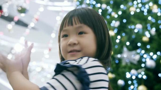 可爱的小女孩肖像 (4-5岁) 在圣诞节期间兴奋