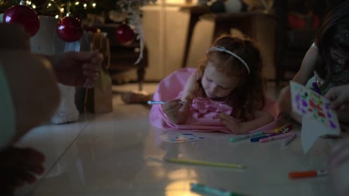 可爱的小女孩在家给圣诞老人写信