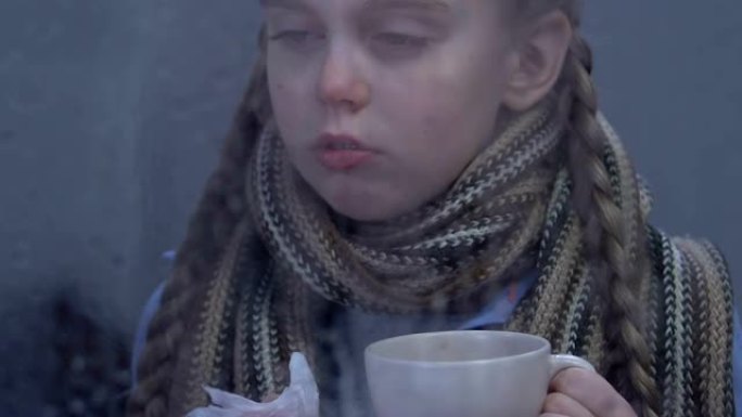 小女孩患有流感症状，喝热茶和打喷嚏，流行病