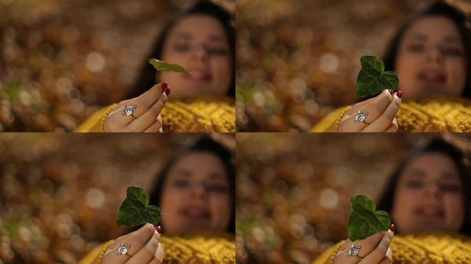 秋天幸福的女人玩叶子