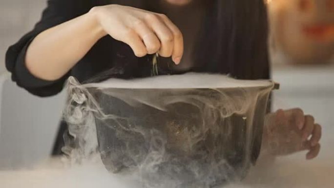 女巫变戏法，用白烟把魔法和烹饪药水放在锅里