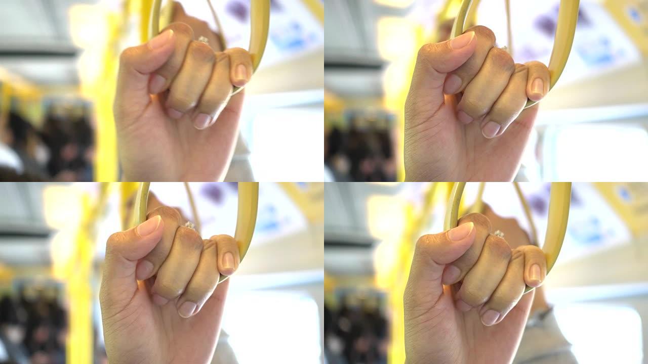 乘火车旅行时手握把手的女人