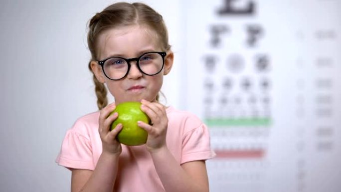 戴眼镜的可爱女孩吃苹果，眼睛的天然维生素，医疗保健