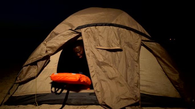 战争难民在帐篷中拥抱救生衣，不断感到危险