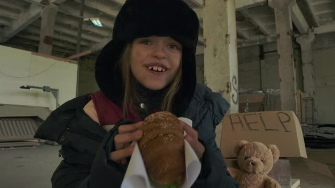 一个筋疲力尽的叙利亚难民微笑着接受大牛角面包的肖像