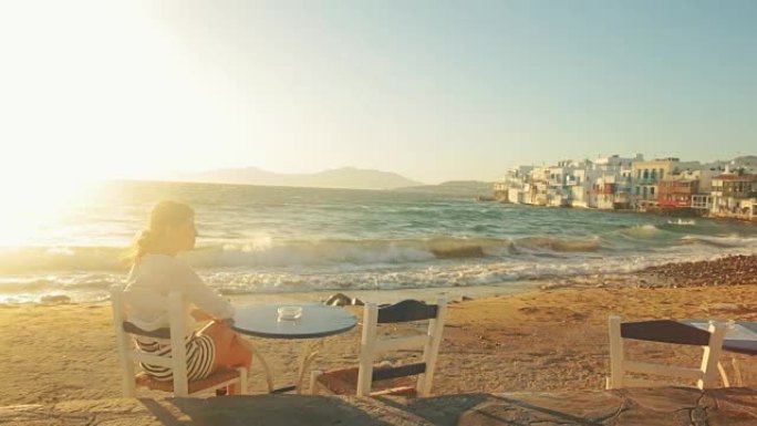 在希腊米科诺斯镇的海滩上放松的女人。
