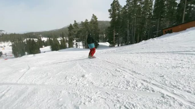 穿着全套冬季装备的滑雪者在跳跃和特技滑轨上完成了多种技巧 (“5050”，“前板滑轨270”，“间隙
