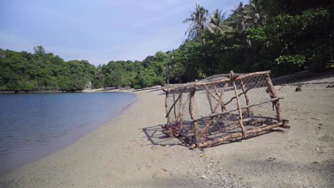 平移: 用于在海滩上抓鱼的钓鱼陷阱