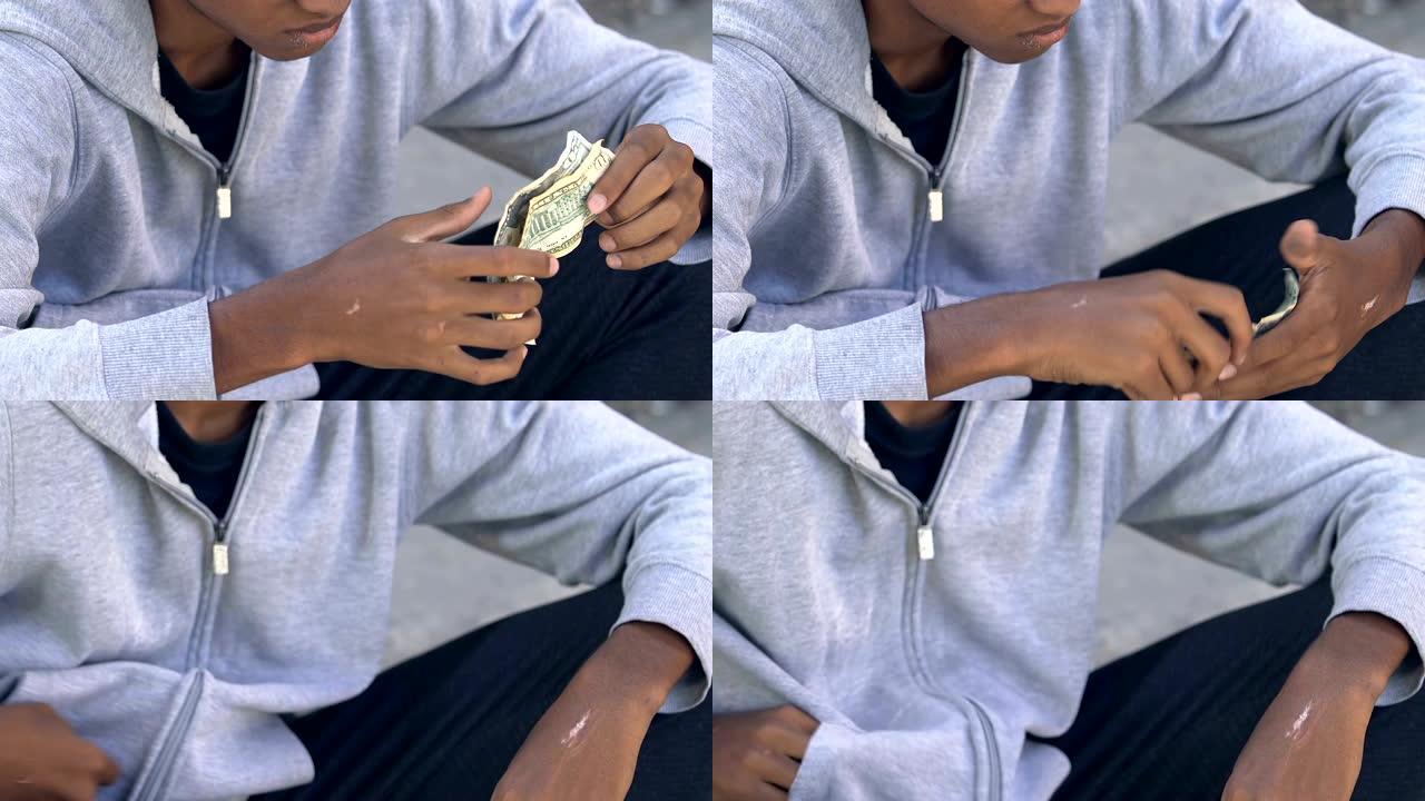 无家可归的悲伤的非洲裔美国人在棕榈树上拿着最后的美元钞票，贫穷