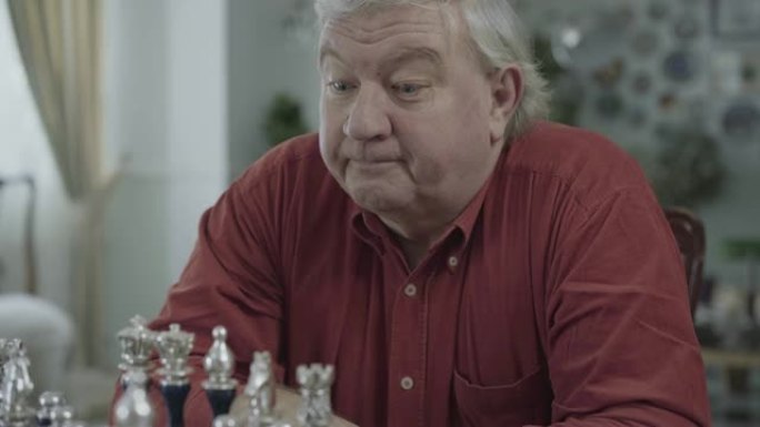 一个成年白发男子下棋的肖像。