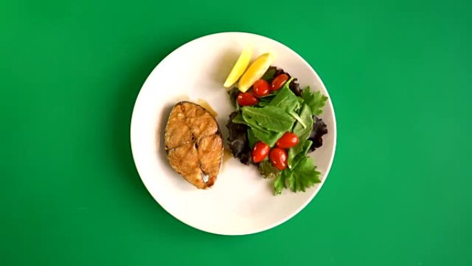 绿屏上的鲭鱼牛排低脂降脂营养减肥餐健康体