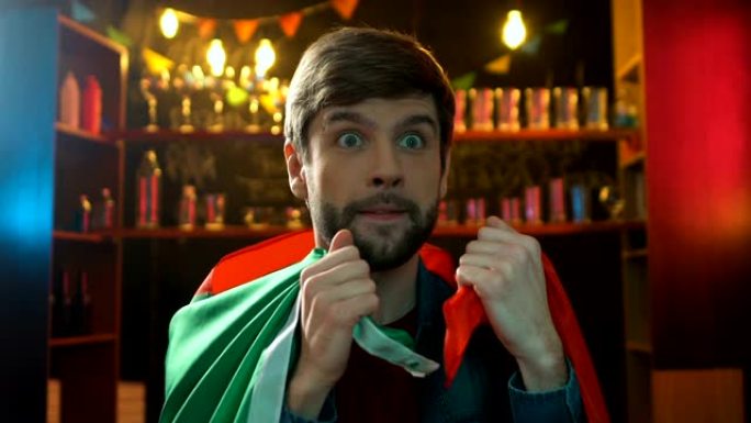 紧张的体育迷在酒吧观看葡萄牙国旗比赛，对失败感到不安