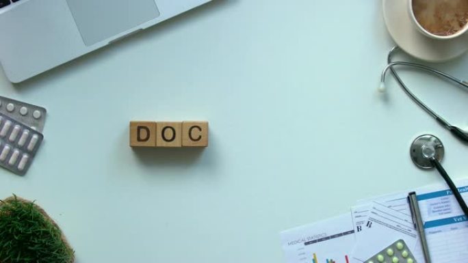 木制立方体制成的医生字俯视图，高质量的医疗服务