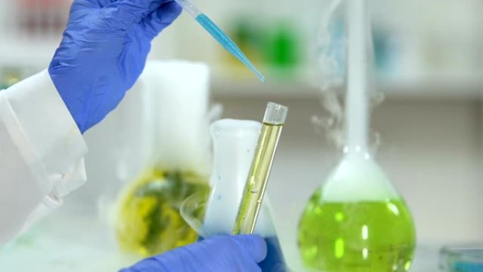 实验室工作人员将甘油与化学试剂混合，洗涤剂制造，特写