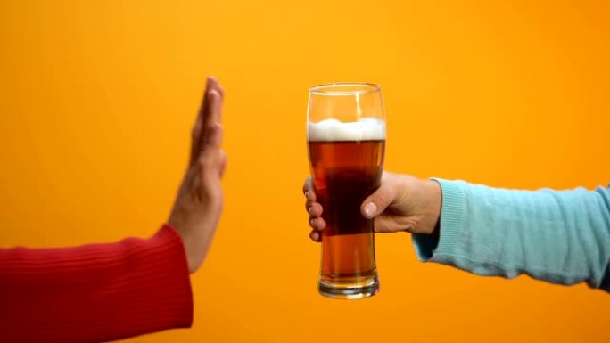 女性拒绝啤酒杯显示停止手势，不良习惯拒绝，保健
