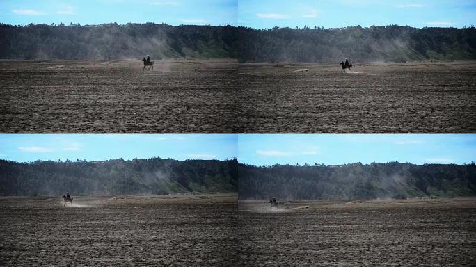 高清: 布罗莫山的游客骑马