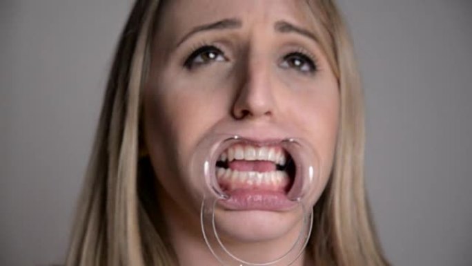 护齿挑战保护牙齿女人抽烟演示