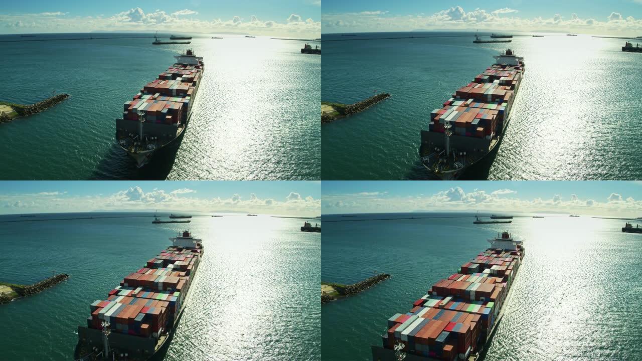 集装箱船抵达长滩港，卡塔利娜岛上空
